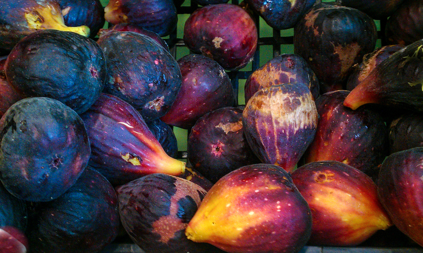 fresh ripe figs