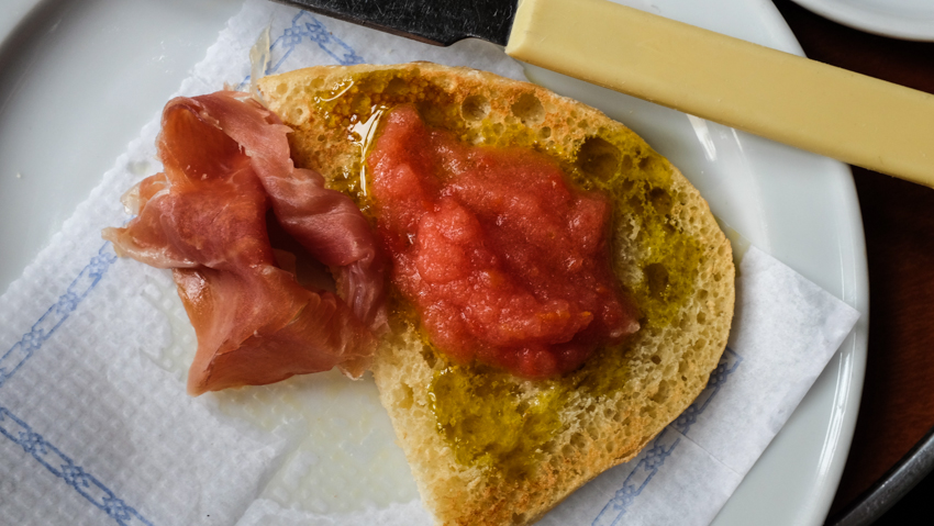 mollete with tomato and ham